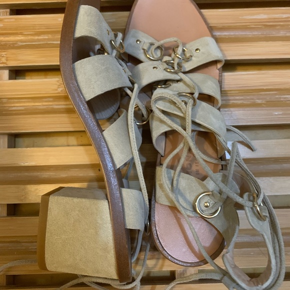Club Monaco beige suede gladiator Sandals - Picture 3 of 9